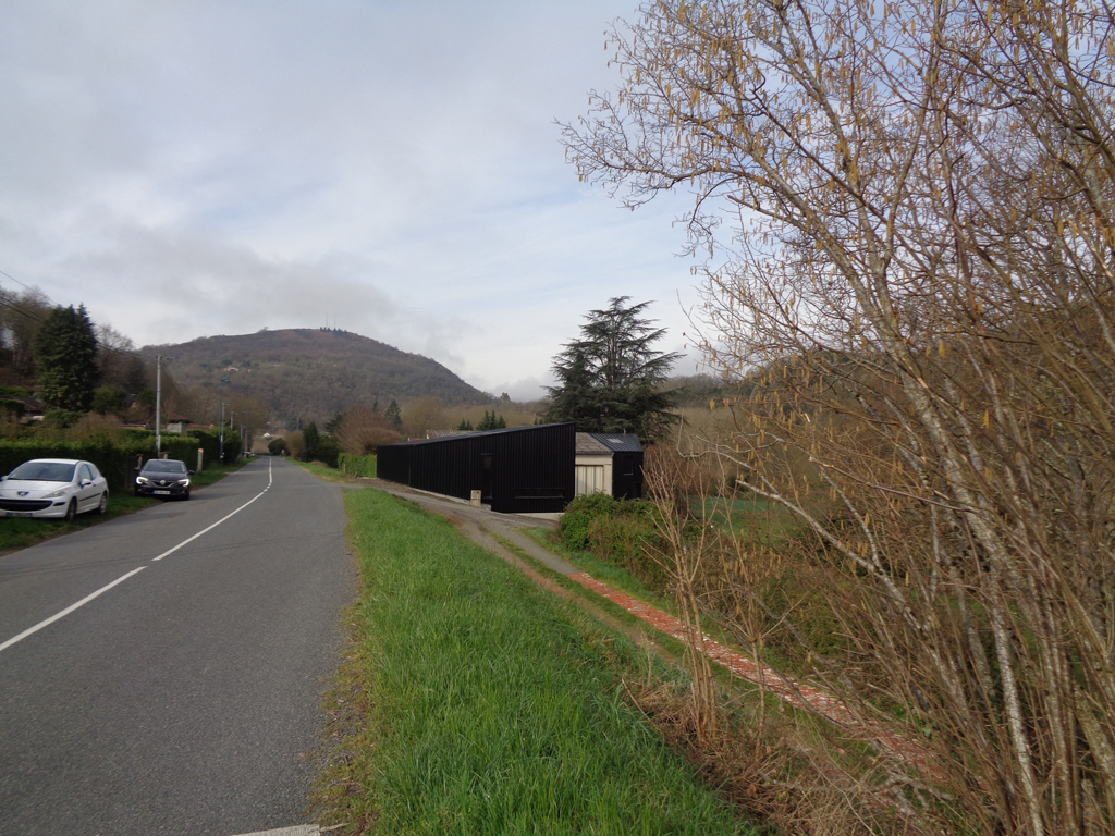Extensions des locaux techniques comprenant la création d’un garage avec entrée en interface avec l’existant et d’un local destiné au personnel avec stockage au-dessus. Les façades et la toiture sont en bacs acier noir apportant un contraste saisissant avec le garage existant.