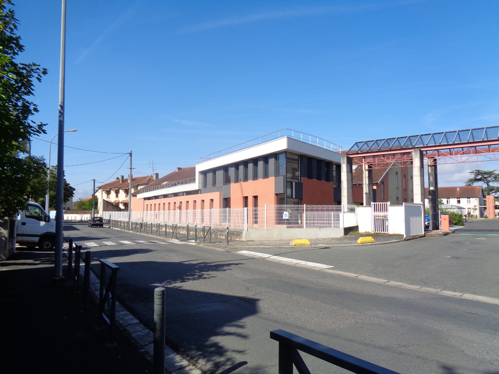 Projet lauréat du concours. Notre proposition a été d'intégrer dans le nouvel ensemble la bibliothèque existante en reprenant et réinterprétant les détails architecturaux et code couleur d'origine. Ce projet comprend 2 extensions et a été réalisé en site occupé.