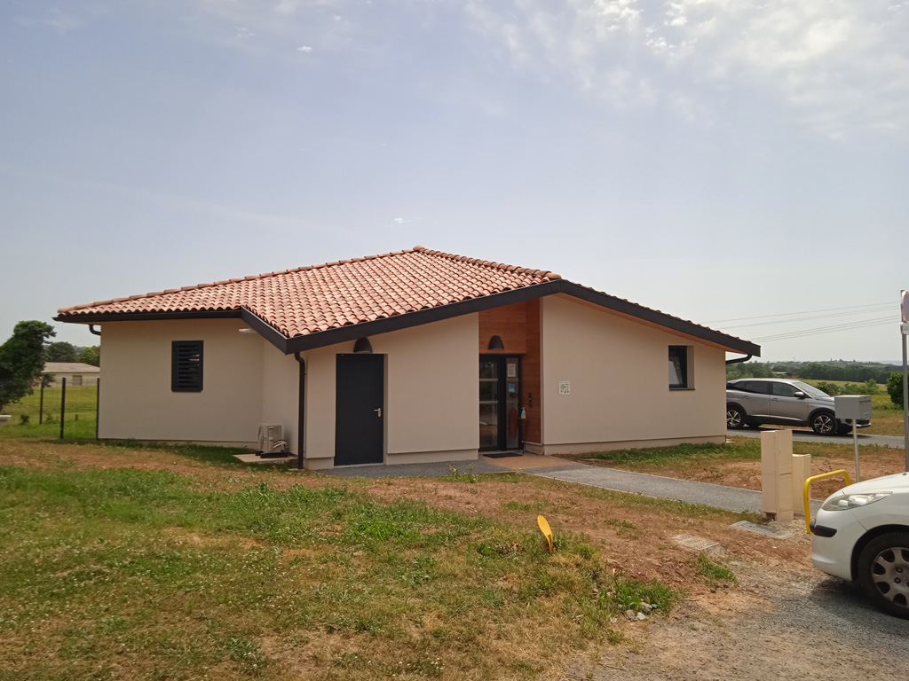 Maison d'Assistantes Maternelles pour 16 enfants en ossatures bois, bardage et fermettes en bois local (En collaboration avec l'association BTMC) et ITE avec enduit.