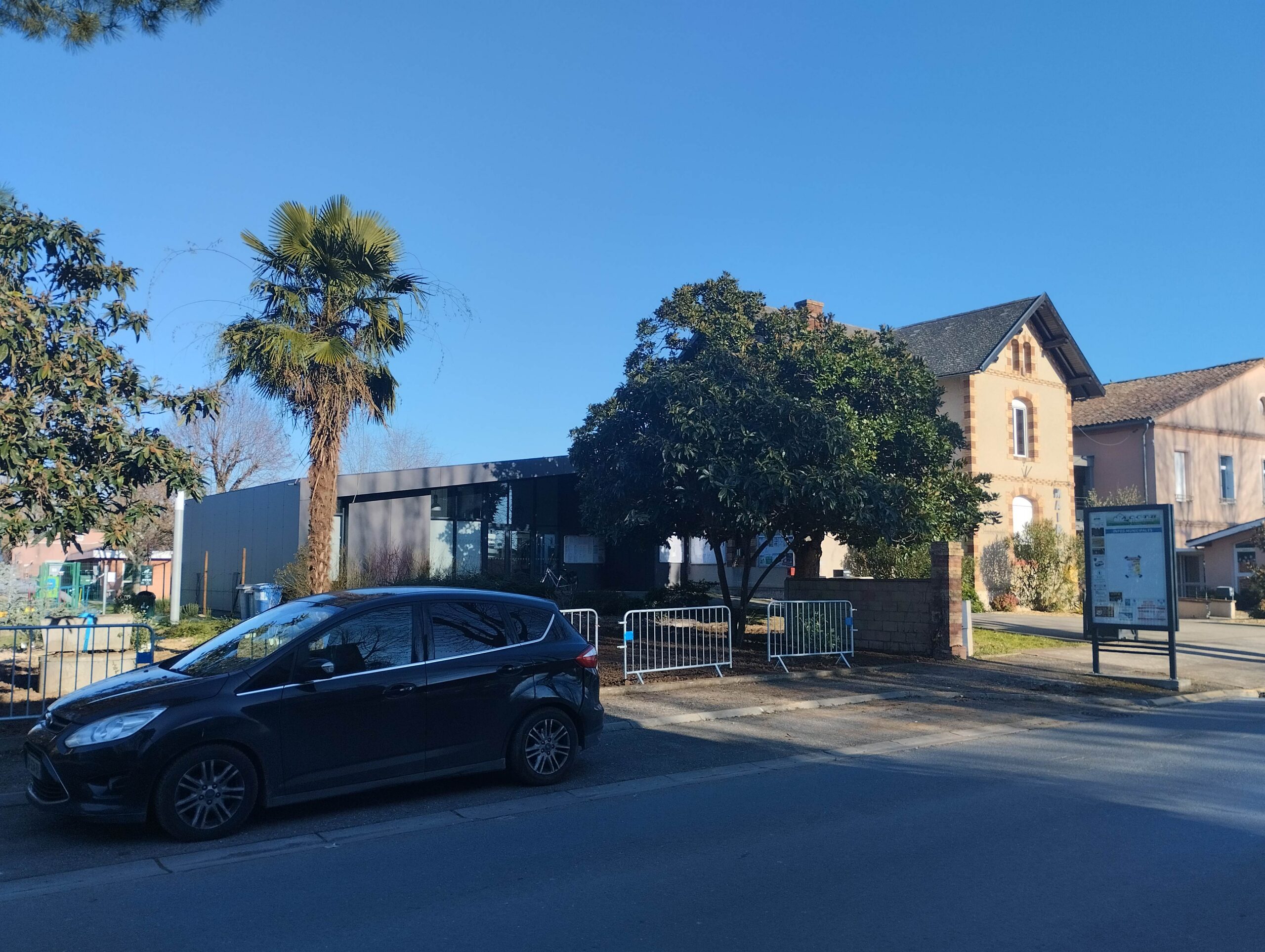 Projet comprenant la mise en accessibilité des sanitaires publics, la création d’un élévateur vertical pour les locaux associatifs, l'extension du gymnase (40m²), et la mise en accessibilité de la salle des fêtes et de l'école maternelle