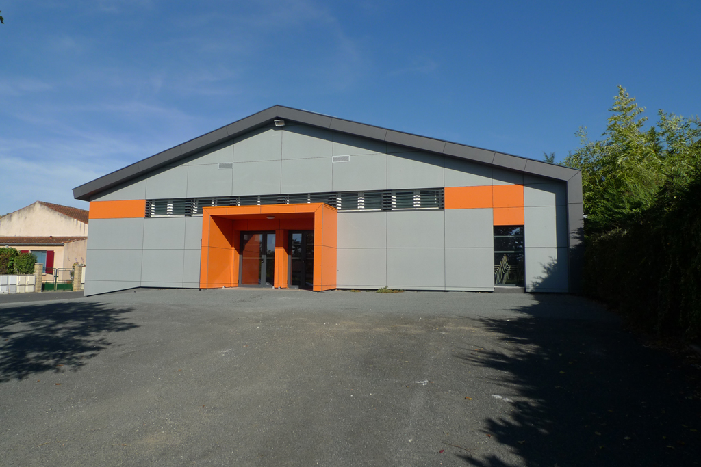 Rénovation énergétique, création d’un sas d’entrée, réaménagement de la salle et des sanitaires, remise aux normes accessibilité, mise aux normes sécurité incendie de la cuisine avec aménagements, confortement structurel des murs existants, enduit sur la façade côté nord, habillage des 2 façades principales en plaques de fibrociment.