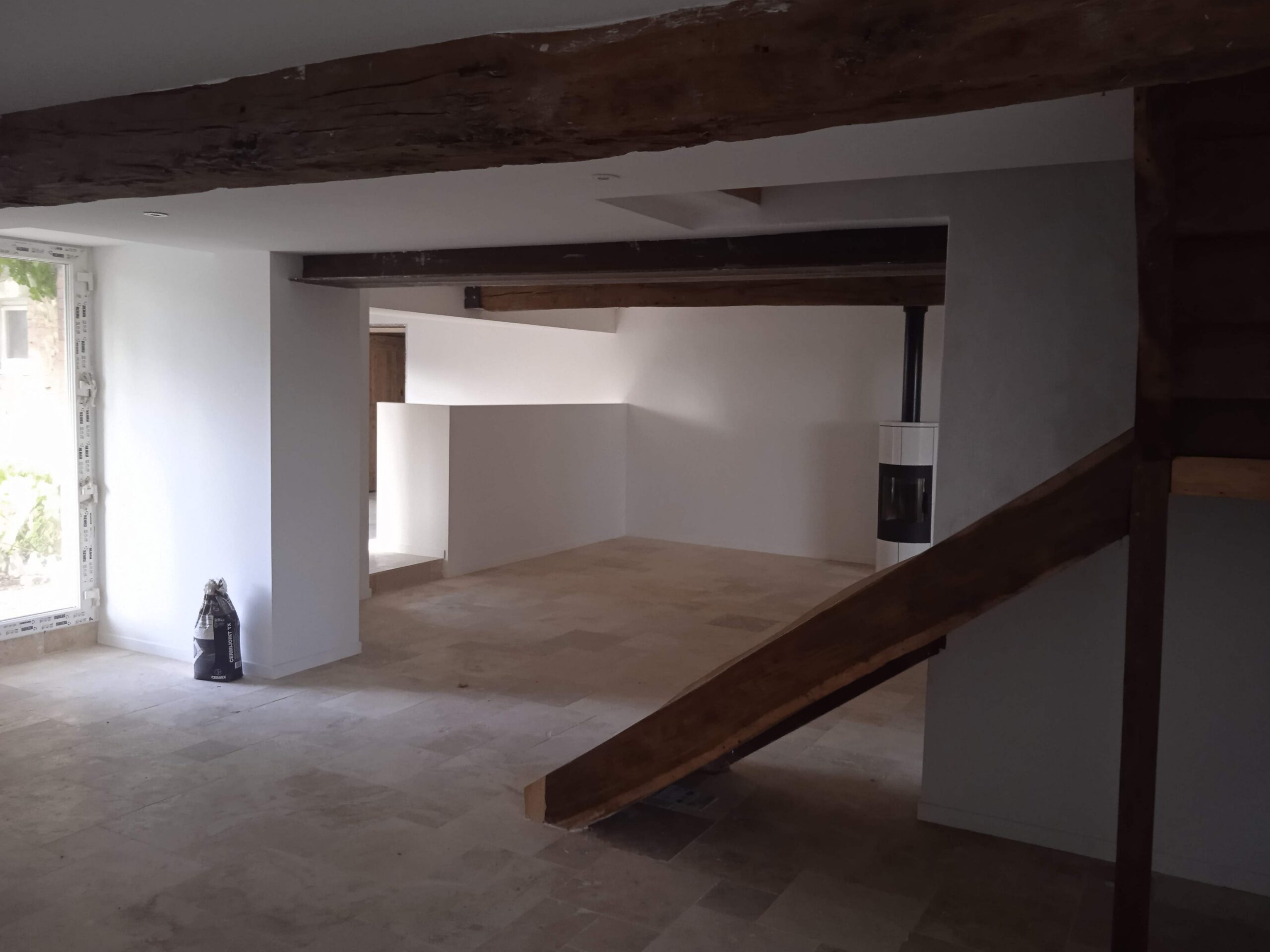 La création de 2 grandes ouvertures a permis d'associer plusieurs pièces séparées, offrant un nouvel espace intégrant salon, salle à manger et cuisine au fond à gauche