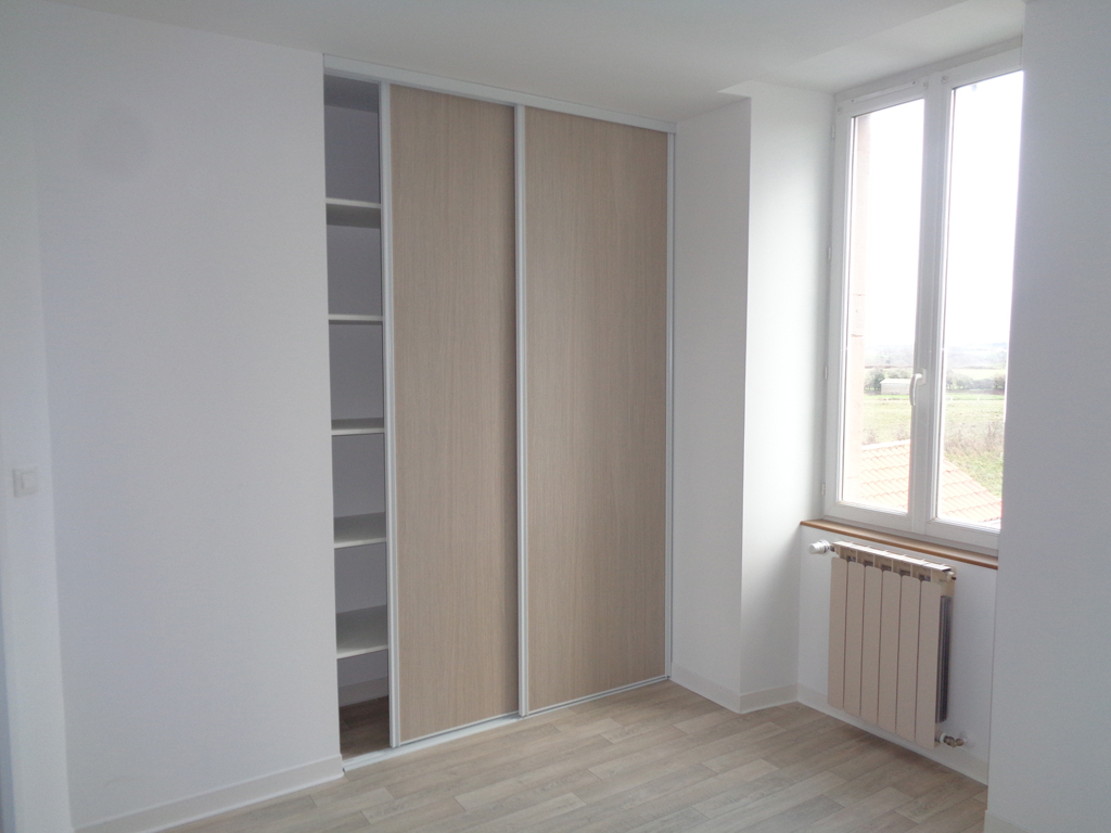 Vue sur une chambre avec placard de rangement