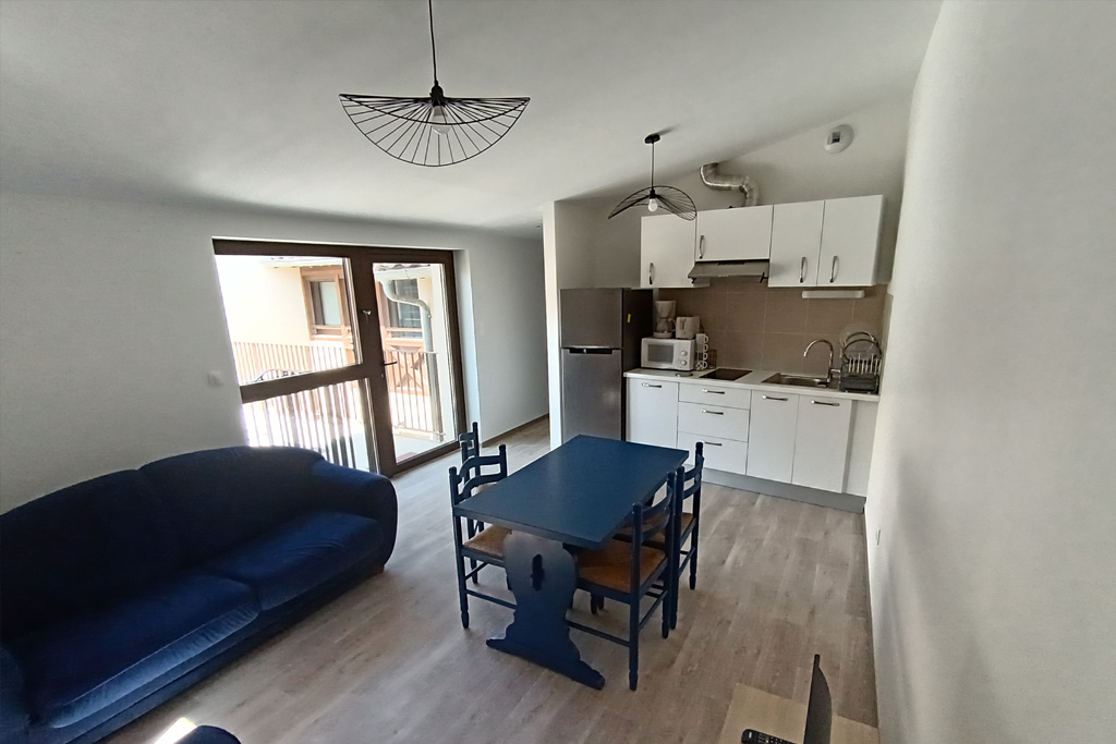 Logement d'urgence. Vue sur la pièce à vivre du T2 situé à l'étage
