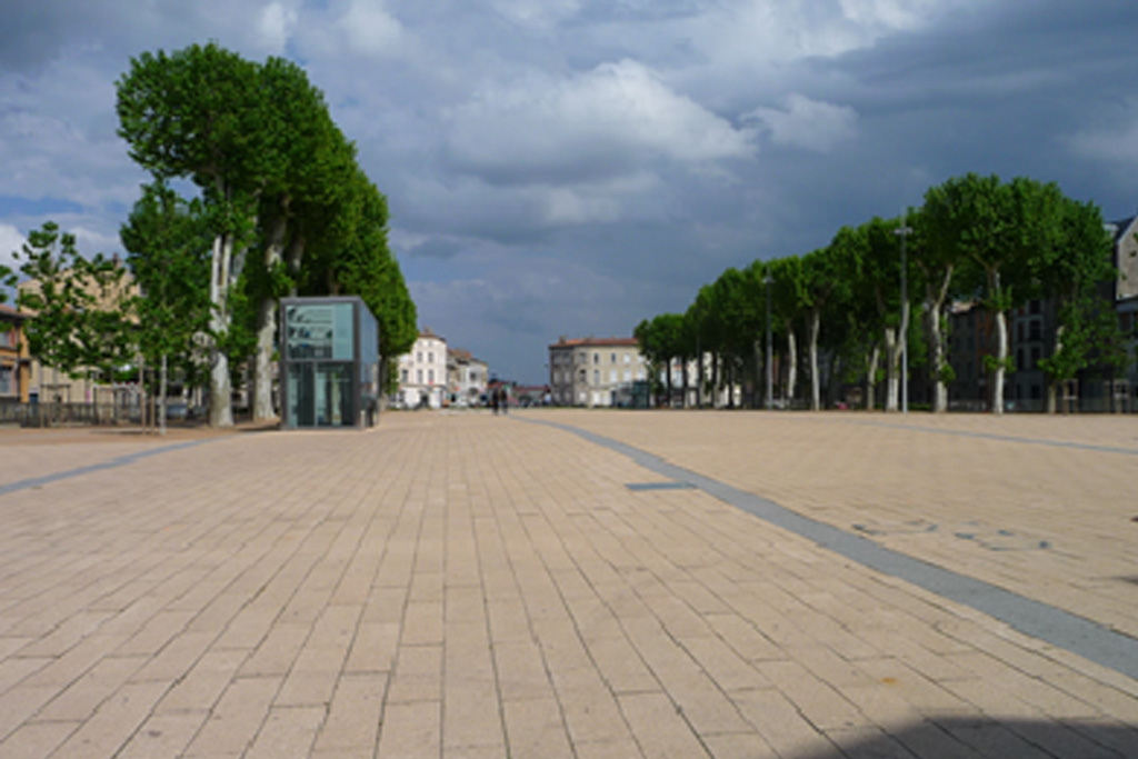En charge du traitement de surface en tant que chef de projet au sein de la Scp Guilhem Architectes, nous avons développé dans la continuité du travail des architectes Catalans EMBA un projet intégrant et interprétant le vocabulaire et les matériaux locaux : bandes structurantes en grès reconstitués, haies périphériques, espaces verts, fontaines évènementielles.