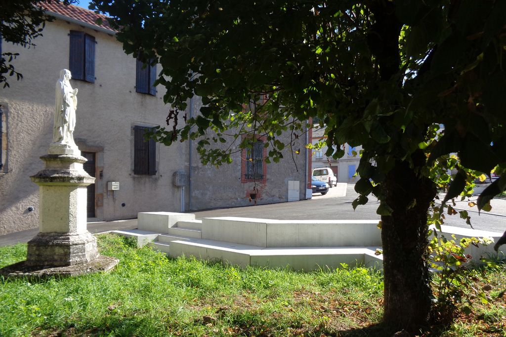 Gradins en béton devant l'Eglise et face à la statue de la Vierge Marie