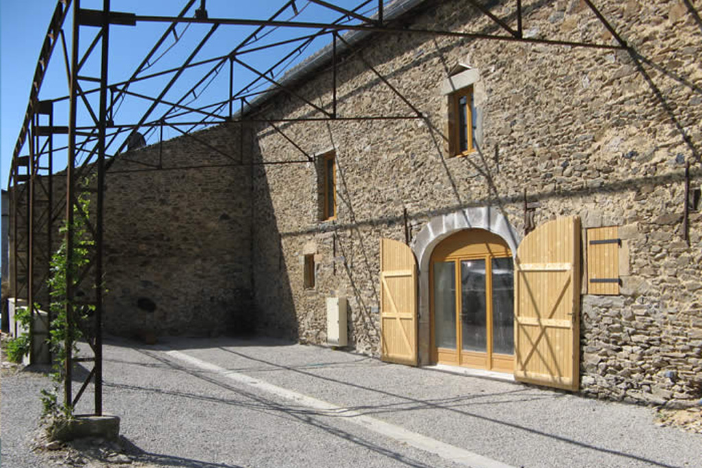 Ancienne étable et grange en pierres destinés à être transformée en 4 gîtes