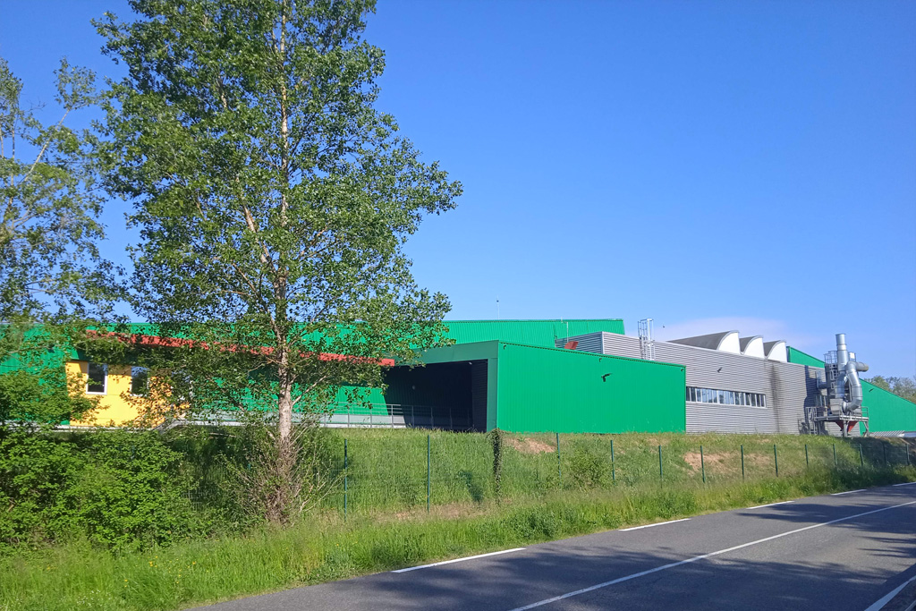 L'atelier de maintenance  a été parfaitement intégré au bâtiment d'origine en s'appuyant sur la gamme de matériaux et de couleurs existantes
