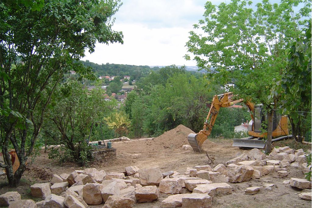 Jardin paysager en terrasse réalisé avec des murs en pierres sèches