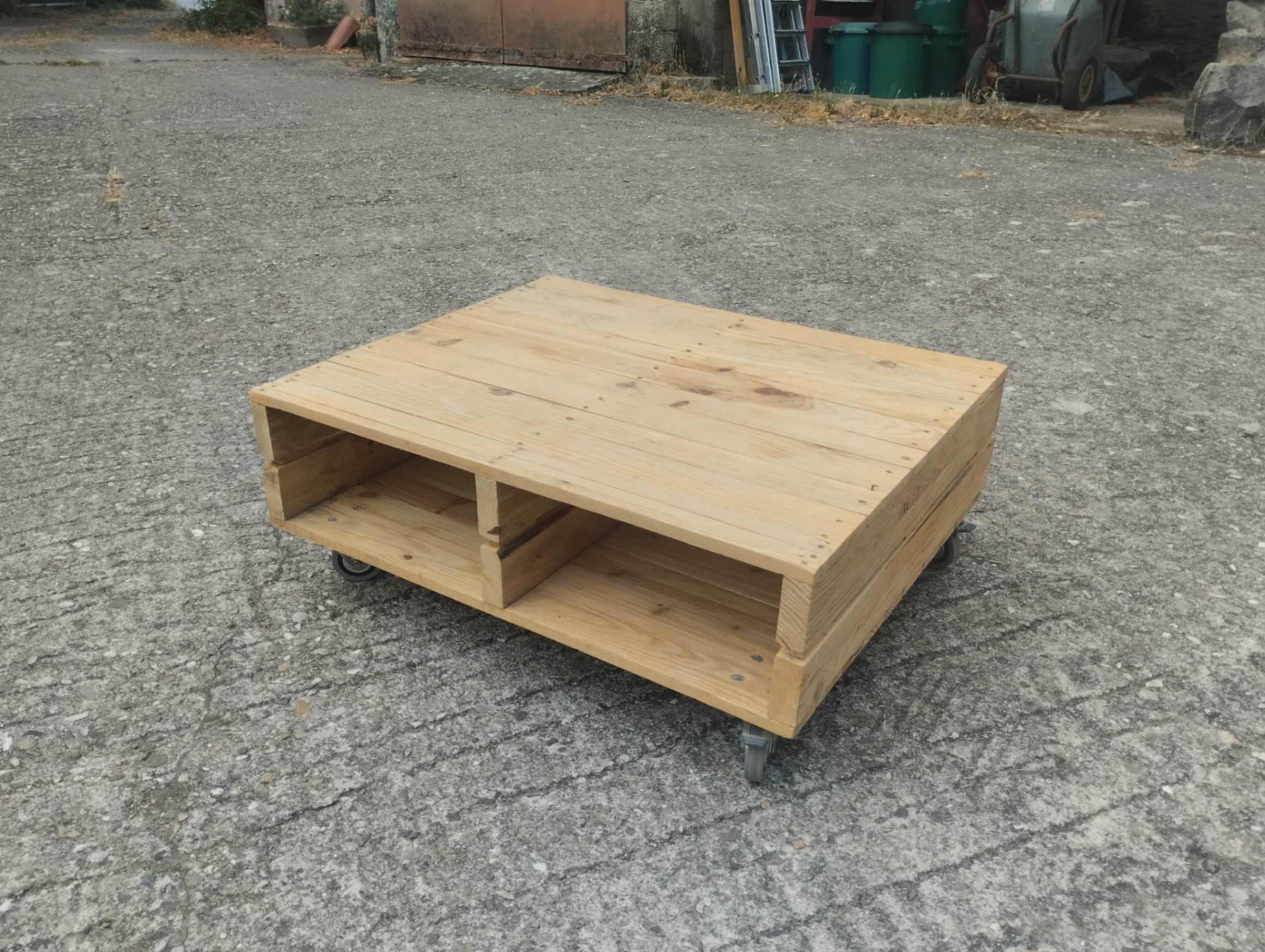 Table basse réalisée en palettes de récupération ,finition cirée