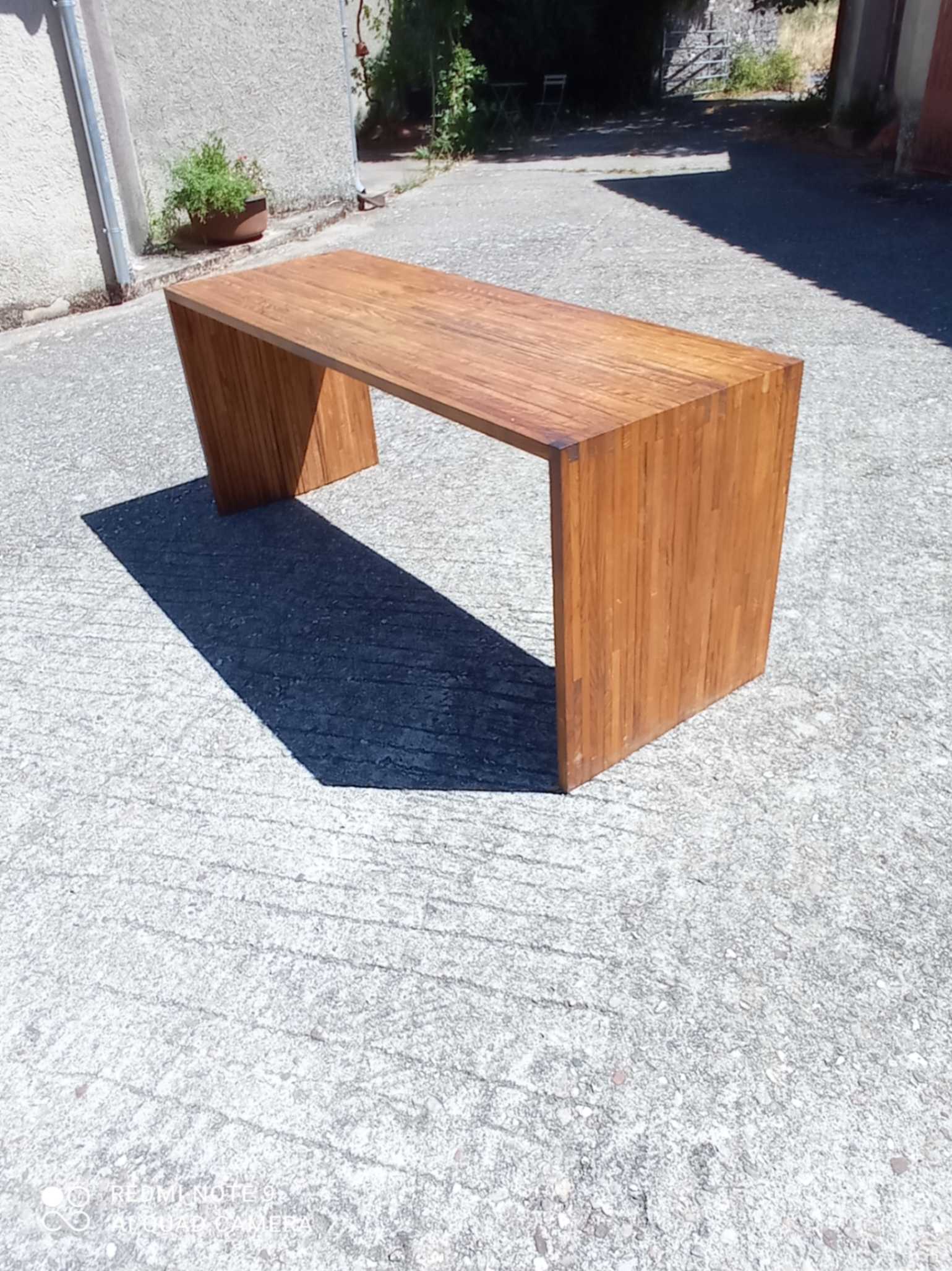 Table de bureau réalisée par assemblage de chutes de bois de chêne